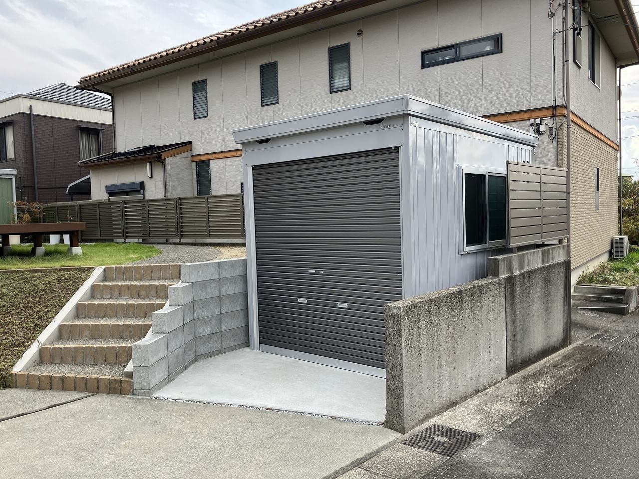 高低差のある敷地にバイクガレージを設置しました。｜浜松市の外構・エクステリア専門店 まろうど