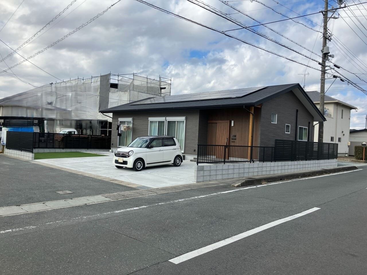 広々した駐車場に人工芝スペースと開放感溢れるお庭ができました。｜浜松市の外構・エクステリア専門店 まろうど