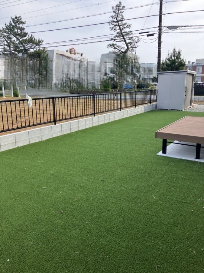 ゆとりある空間に広々とした駐車場とお庭一面の人工芝が美しい新築外構です。｜浜松市の外構・エクステリア専門店 まろうど