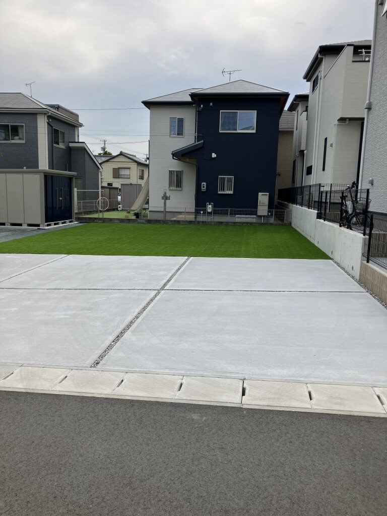 メンテフリーな人工芝と駐車スペースを施工しました。｜浜松市の外構・エクステリア専門店 まろうど