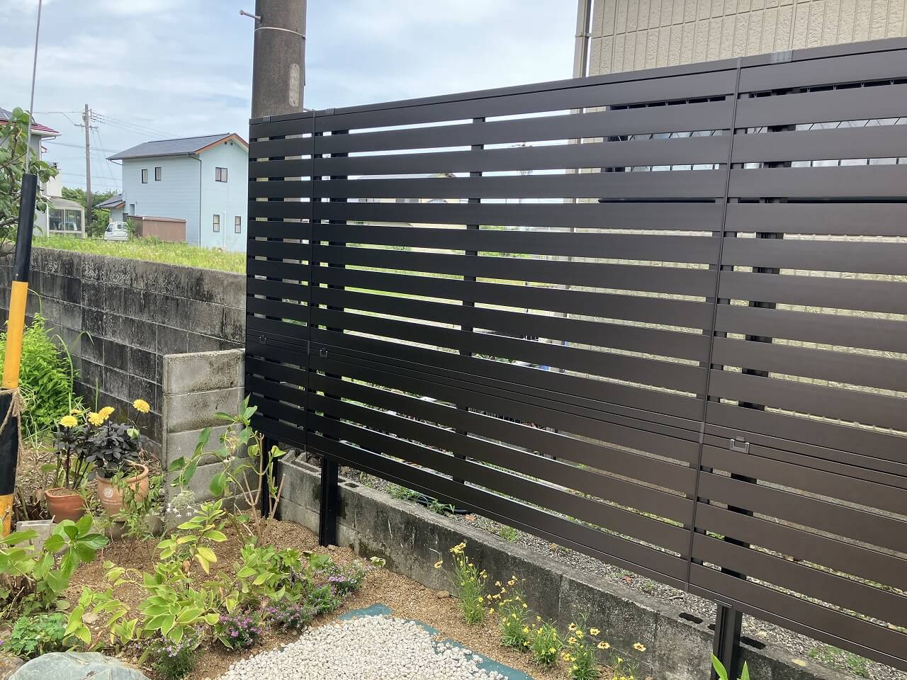 視線が気になる高さを多段フェンスで隠し、追加で下段も隠しました。｜浜松市の外構・エクステリア専門店 まろうど