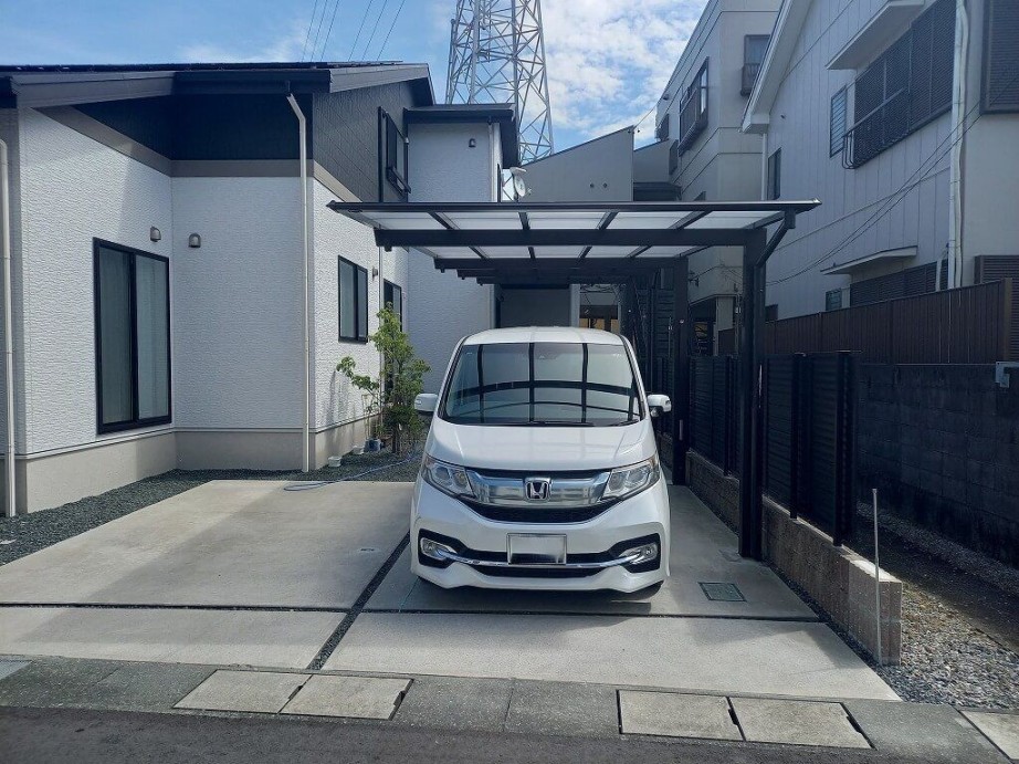 奥行連結タイプのカーポートで玄関まで濡れずに移動できます！｜浜松市の外構・エクステリア専門店 まろうど