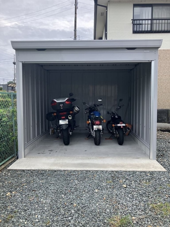 シャッタータイプの物置をバイク倉庫にしました。｜浜松市の外構・エクステリア専門店 まろうど