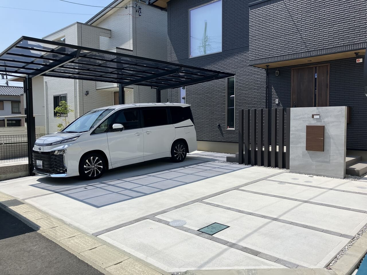 シックな中にナチュラルさも取り入れた新築外構です。｜浜松市の外構・エクステリア専門店 まろうど